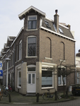 907993 Gezicht op het winkelhoekpand Johannes de Bekastraat 77 te Utrecht, met links de Zaagmolenkade.N.B. Bouwjaar: ...